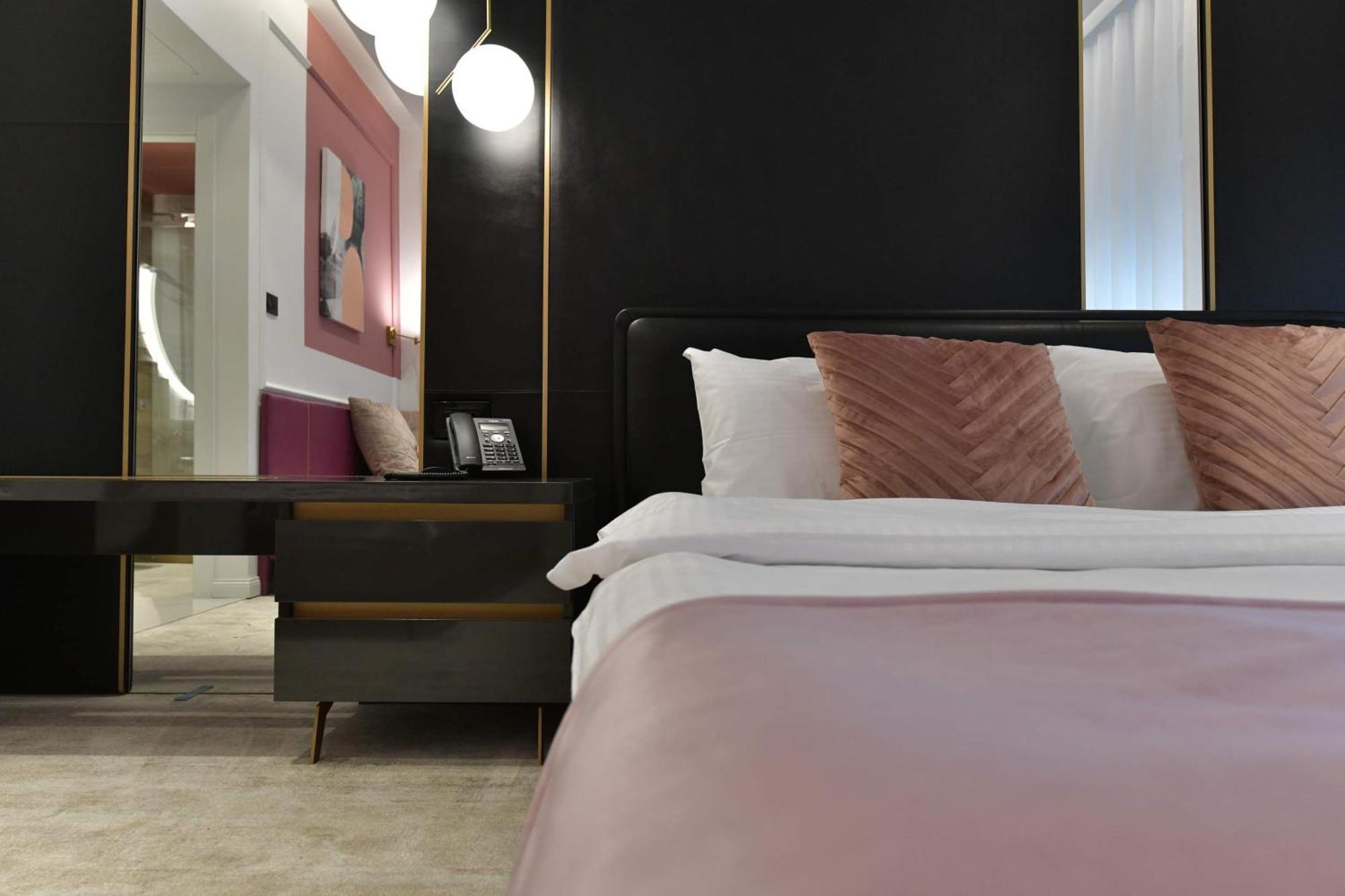 Royal Wellness And Spa Рума Екстериор снимка