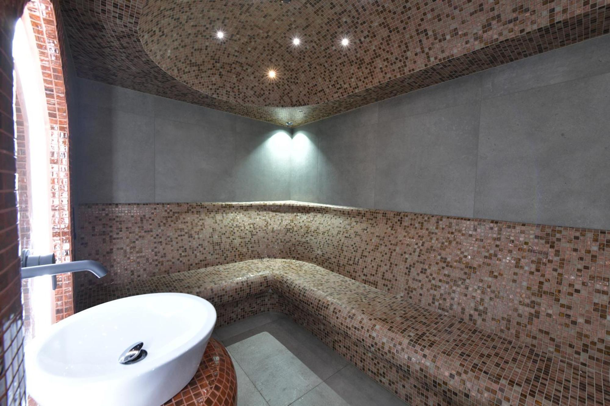 Royal Wellness And Spa Рума Екстериор снимка