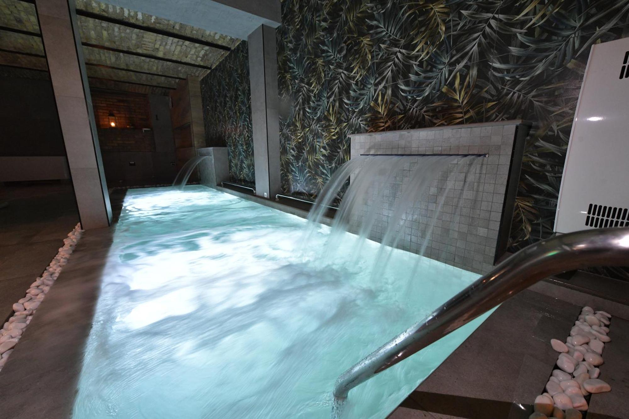 Royal Wellness And Spa Рума Екстериор снимка